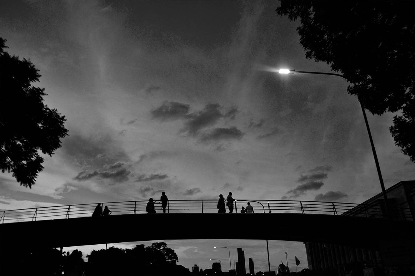 Puente en una ciudad.
