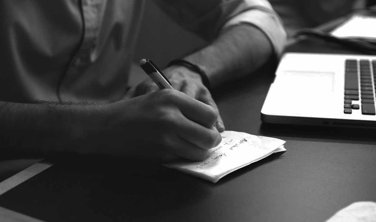 Tres mujeres en una reunión laboral